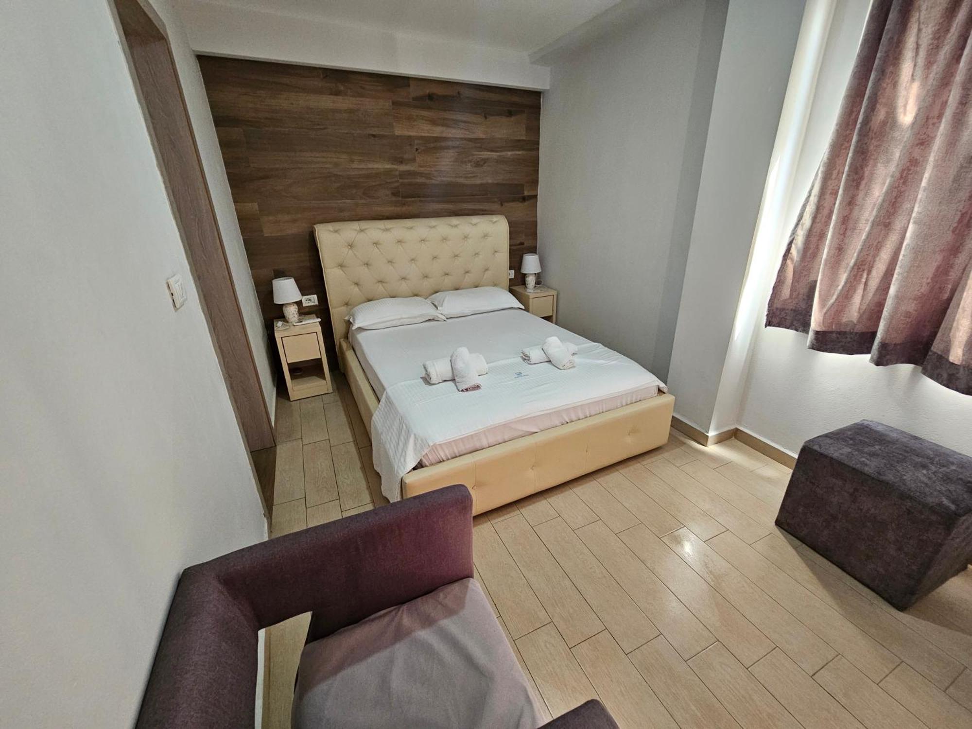 Hotel Pini Sarandë Exterior foto