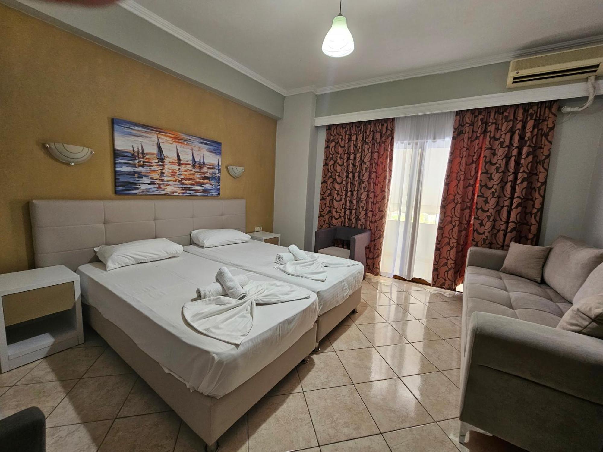 Hotel Pini Sarandë Exterior foto
