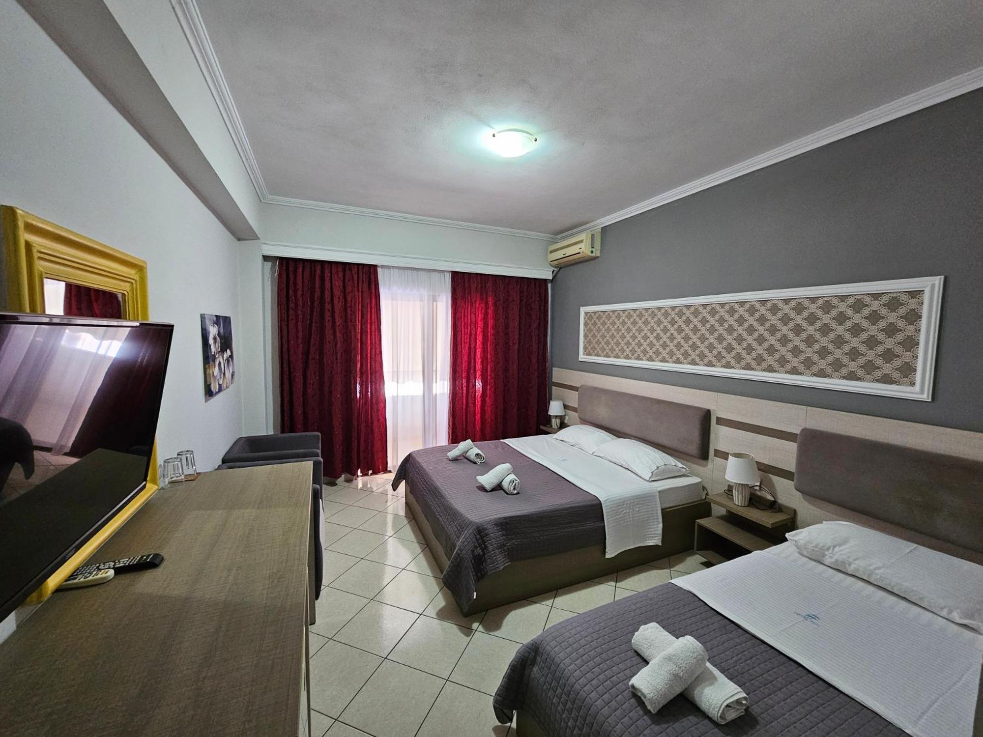 Hotel Pini Sarandë Exterior foto