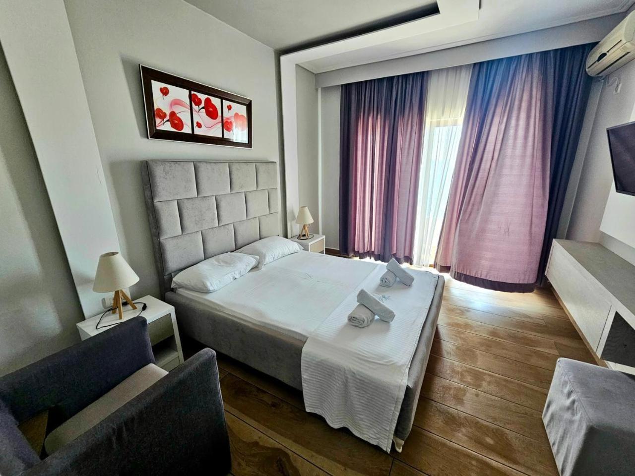 Hotel Pini Sarandë Exterior foto