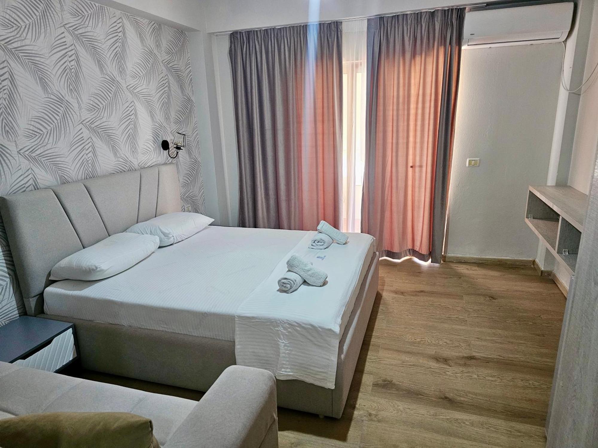 Hotel Pini Sarandë Exterior foto