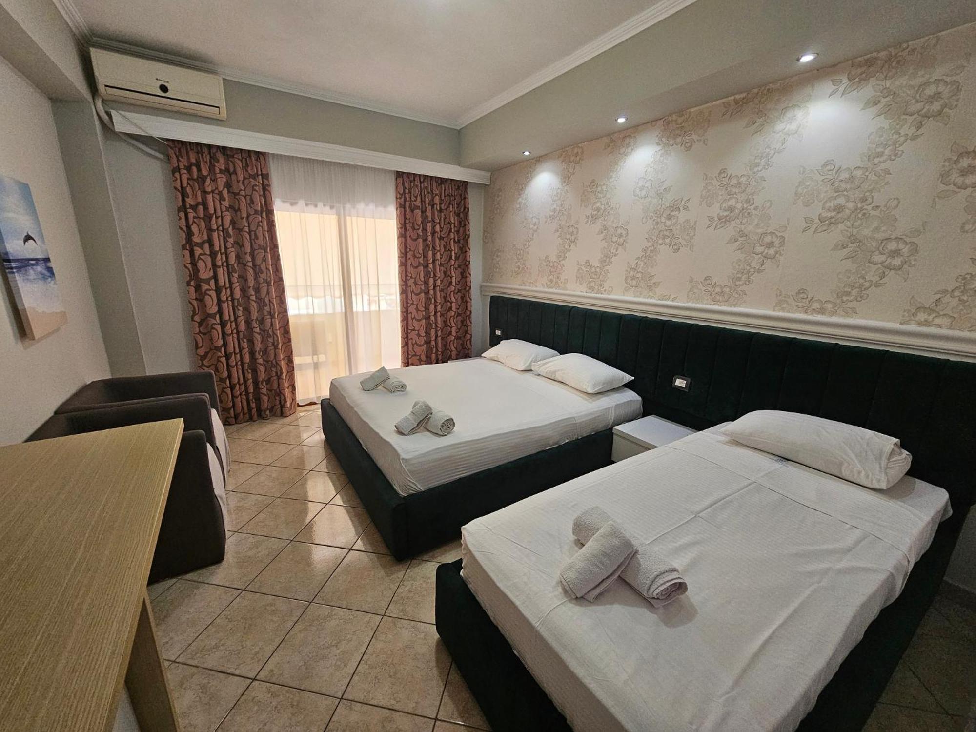 Hotel Pini Sarandë Exterior foto