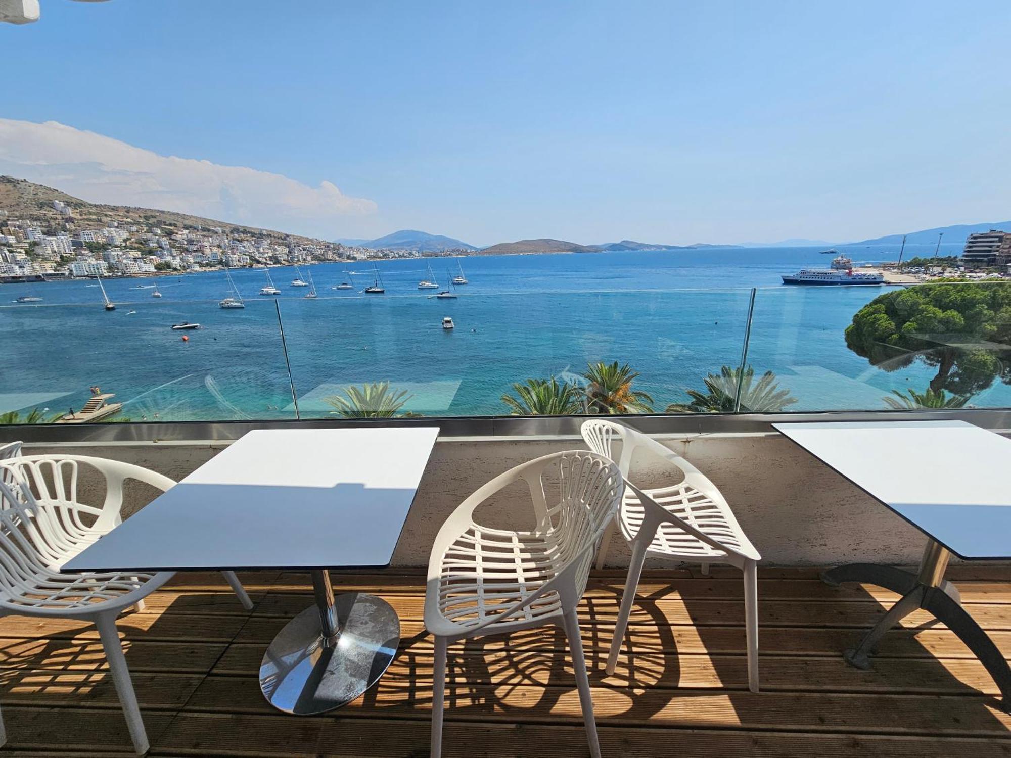 Hotel Pini Sarandë Exterior foto