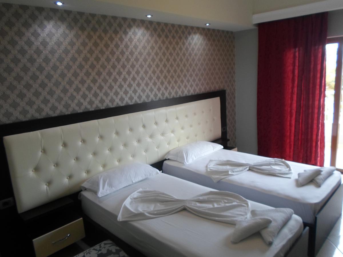 Hotel Pini Sarandë Exterior foto