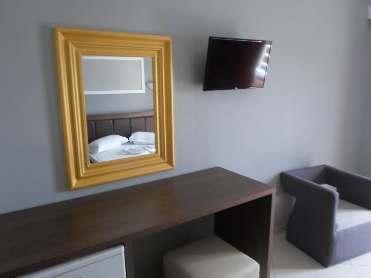 Hotel Pini Sarandë Exterior foto
